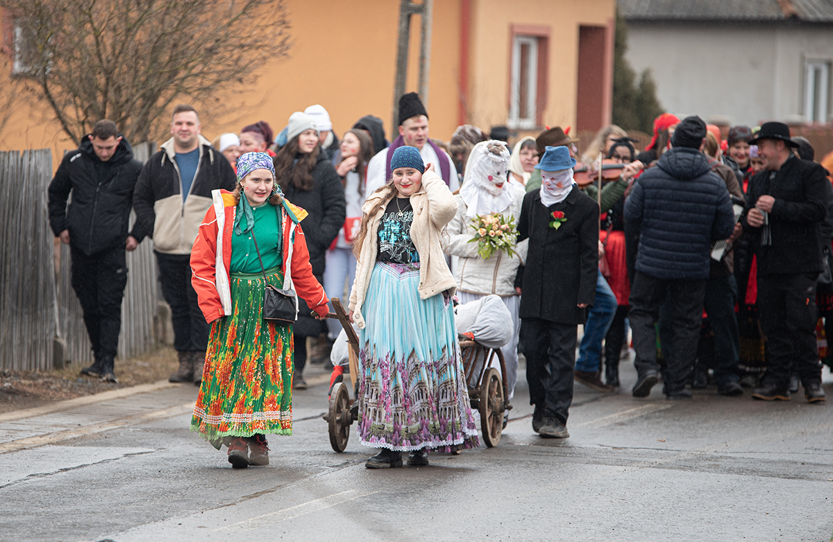 Jókedvvel, mulatással dugták el a Marost 
